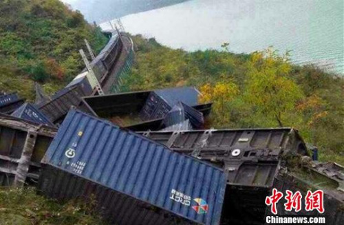 圖為脫軌現(xiàn)場。通訊員 毛毛 攝