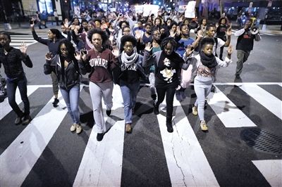 　24日，美國華盛頓，民眾在白宮前參加示威，抗議不起訴槍殺黑人青年的白人警察。