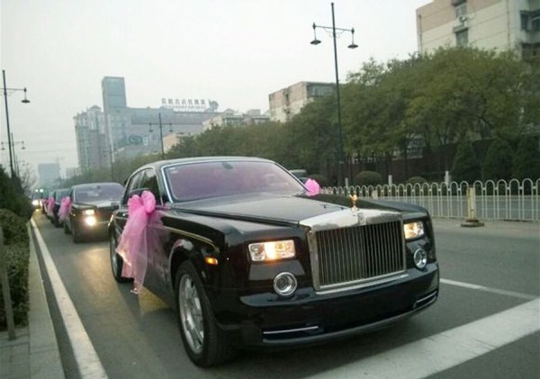 　11月23日，河北唐山街頭現(xiàn)價(jià)值超過(guò)2個(gè)億的婚禮車(chē)隊(duì)。