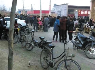 　11月9日下午，暴力催債的社會(huì)人員持械進(jìn)入獻(xiàn)縣安莊后，村民們聚集在一起準(zhǔn)備反抗。村民供圖