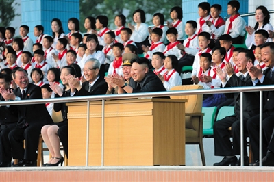 5月2日，金正恩與金與正（前排左二）一起觀看比賽。