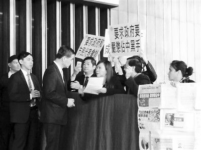 撐警大聯(lián)盟召集人李偲嫣2日到特首辦請愿，要求政府嚴厲處置“占中三子”和“雙學”的代表。