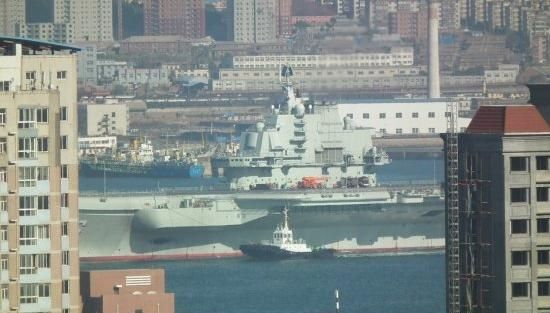 青島軍港周圍高樓林立，一睹遼寧號(hào)真容只需要一個(gè)好天氣（資料圖片）