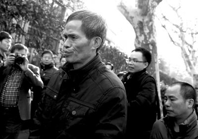 被告人林森浩的父親林尊耀準備進入法院。