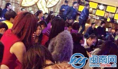 酒店內(nèi)，男男女女被分開(kāi)而坐