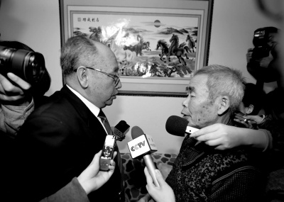 15日，內(nèi)蒙古高院副院長趙建平（左）帶隊向呼格吉勒圖父母送達(dá)再審法律文書。