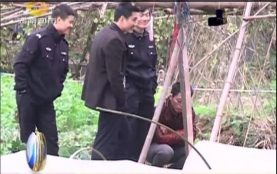 一個見習警官，一個二級警司，和一個便衣人員站在菜地里笑。