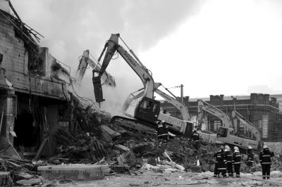 3日下午，挖掘機在現(xiàn)場作業(yè)。 譚青/攝