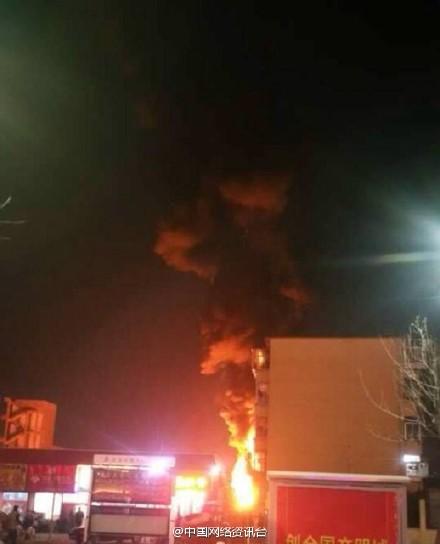 河北秦皇島一廠房發(fā)生火災(zāi)，現(xiàn)場火勢兇猛。