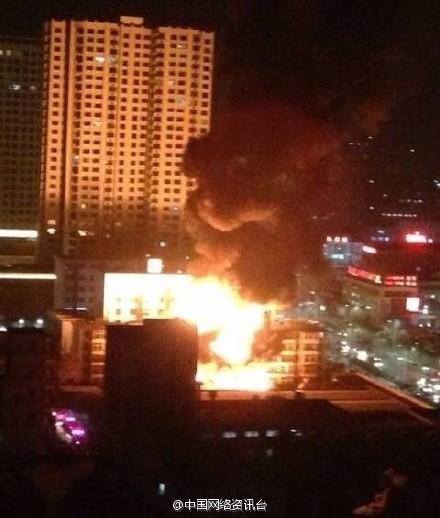 河北秦皇島一廠房發(fā)生火災(zāi)，現(xiàn)場火勢兇猛。