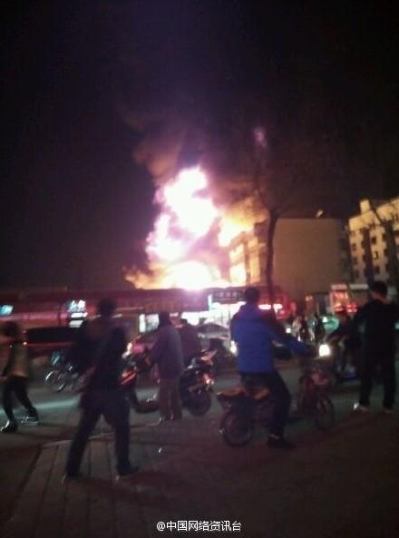 河北秦皇島一廠房發(fā)生火災(zāi)，現(xiàn)場火勢兇猛。