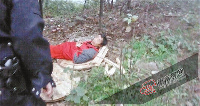 在草叢中睡覺的男子竟是名網(wǎng)上逃犯。