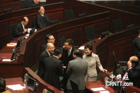 答問大會(huì)之前，港府司局長等高官聚談（中評(píng)社 鄧冠英攝）