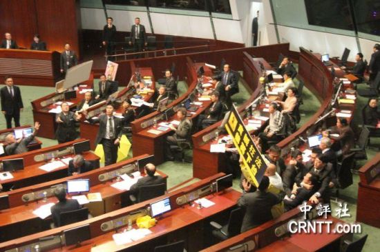 “人民力量”議員陳偉業(yè)及陳志全丟雜物被制止（中評(píng)社 鄧冠英攝）