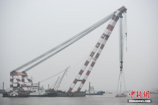  事故沉船已拖至北岸淺水區(qū)域。