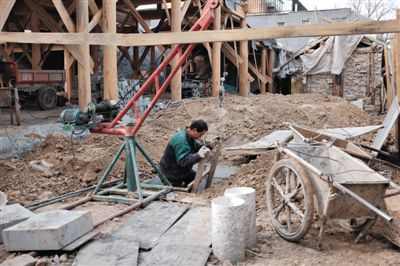 東城區(qū)北鑼鼓巷與小經(jīng)廠胡同之間一處四合院內(nèi)，工人進入已經(jīng)挖好的地下室內(nèi)施工。