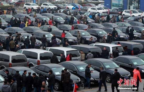 2015年1月25日，首批國(guó)家和中央機(jī)關(guān)取消的公務(wù)用車(chē)在北京亞運(yùn)村汽車(chē)交易市場(chǎng)拍賣(mài)。106輛公務(wù)用車(chē)