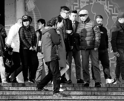 彩排后，高曉攀、尤憲超和不知名女演員聆聽馮鞏總結(jié)訓(xùn)話