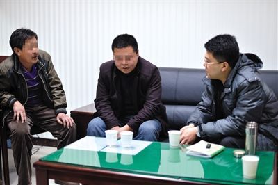 1月7日，陜西省榆林市，國家信訪局第五督查組成員王治鐸（右一）與兩名信訪人約談。 楊凱 攝