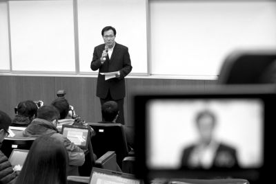 2月8日，在臺北福華會館，復興航空代表劉忠繼向媒體介紹家屬說明會溝通情況。新華社發(fā)