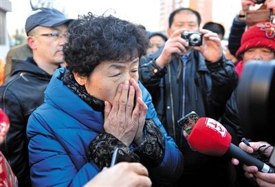 2月9日，呼格吉勒圖的母親尚愛云在旁聽趙志紅案后，接受媒體采訪時落淚。新華社記者 任軍川 攝