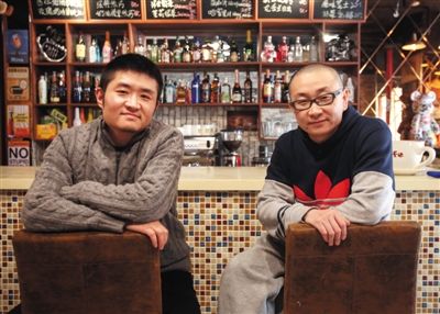 　14日，西安交通大學(xué)路66號(hào)公路咖啡館，苗阜（左）、王聲（右）兩位青年相聲演員今年將第一次登上春晚