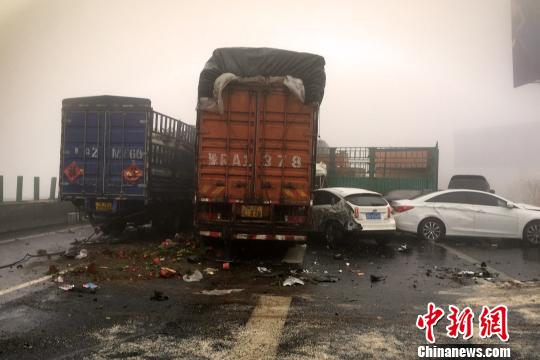 圖為21日，京港澳高速河南段21輛汽車發(fā)生連環(huán)相撞事故現(xiàn)場?！」啤z