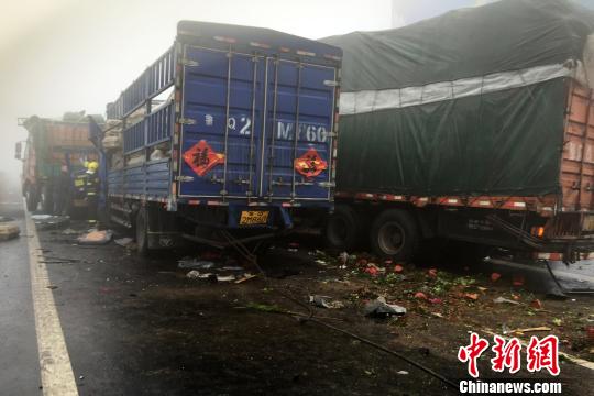 圖為21日，蘭南高速河南段車禍?zhǔn)鹿尸F(xiàn)場一片狼藉。　郭浩　攝