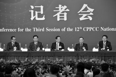 昨日，政協(xié)十二屆三次會(huì)議舉行記者會(huì)，五位嘉賓回答中外記者提問(wèn)。京華時(shí)報(bào)記者王海欣攝
