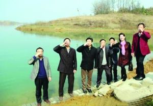 活動(dòng)儀式現(xiàn)場(chǎng)，一眾人舀起漳河水直接喝下