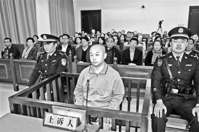 4月14日，趙志紅（前中）在庭審現場 供圖/新華社