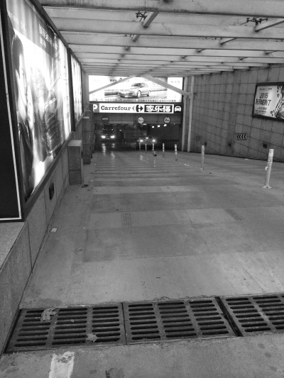 　　國(guó)貿(mào)360的地下車庫(kù)，坡陡讓人膽寒。