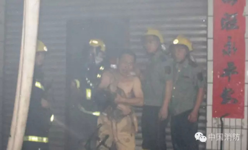 戰(zhàn)友從指導員楊科璋懷里抱過小女孩交給其父親