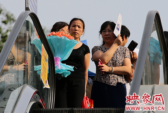 有一種情，你我日日相見，從不言表，但會(huì)抱著鮮花等候歸人。