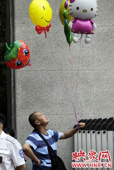 他希望你像hello kitty一樣可愛，露出笑臉。