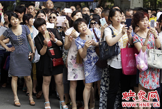 你在人群中，只有找到你，她們才會(huì)松下眉間的皺紋。