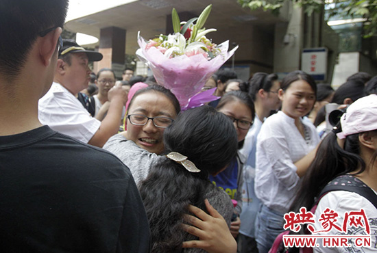 沖向你，給你一個(gè)深情的擁抱。