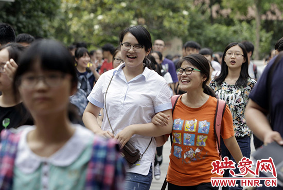 也有一種情，平日嬉笑怒罵，針鋒相對(duì)，只有別離時(shí)才會(huì)牽手擁抱。