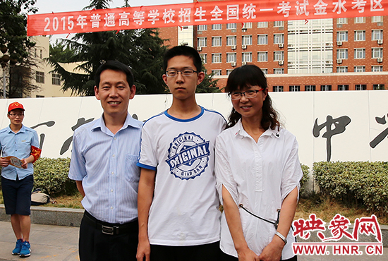 高考結(jié)束的那一刻，就意味著離別，別了曾經(jīng)的班級(jí)、老師、朋友、甚至戀人。