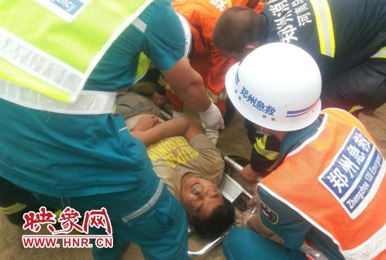 事故現場，一人被救出