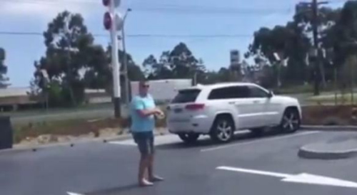 圖一：澳大利亞男子發(fā)飆的樣子被兩個(gè)兒子偷拍，并將視頻取名為“憤怒的老爹”上傳至網(wǎng)絡(luò)。