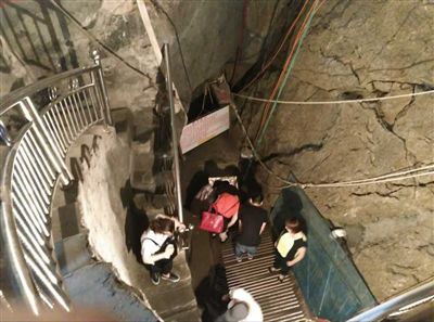 游客到魚(yú)泉參觀。