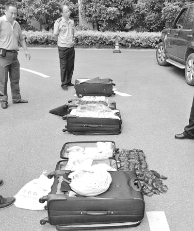 圖為民警搜出的毒品。