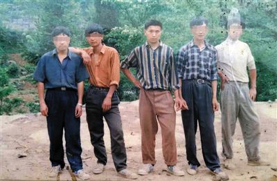 一次外出打工前，田仁信（中）與村里的伙伴合影。田仁信親屬供圖