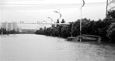 6月28日，南京暴雨致云臺(tái)山河漫堤，祿口機(jī)場(chǎng)高速雙向封閉 供圖/CFP