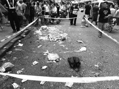 7月11日，群眾在事發(fā)現(xiàn)場外圍觀。新華社發(fā)