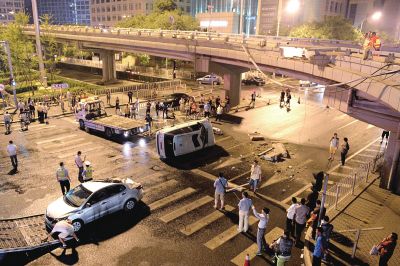 路虎沖下國貿(mào)橋砸中一輛起亞轎車，橋上厚達(dá)幾十厘米的水泥護(hù)欄被撞斷，碎石四處散落，數(shù)十群眾在現(xiàn)場圍觀。