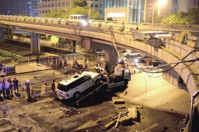 路虎車被扶正后，救援車將其拖離現(xiàn)場。