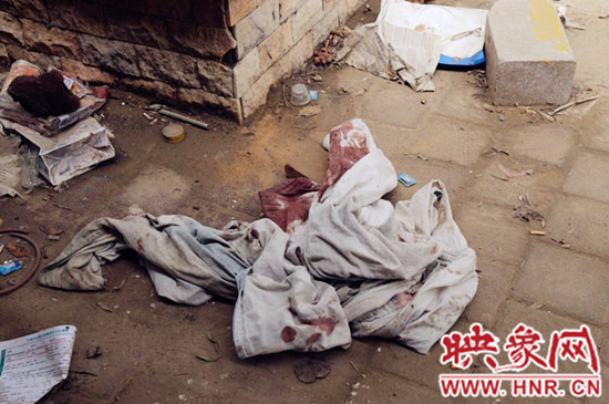 現(xiàn)場一張被單上沾滿血跡。
