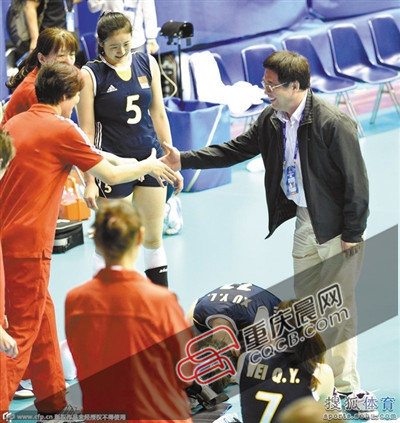 潘志琛(右)曾邀請(qǐng)郎平回歸。